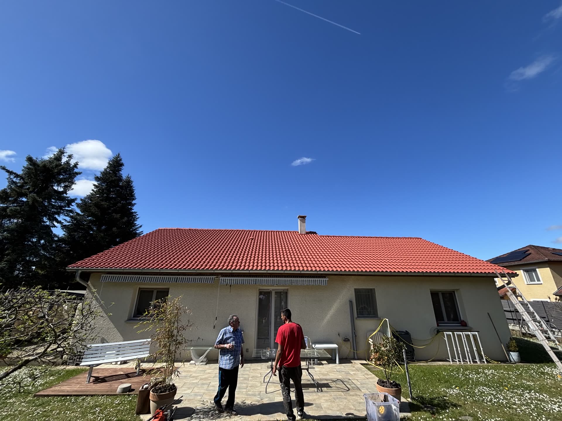Même maison après chantier : toiture propre, terrasse dégagée