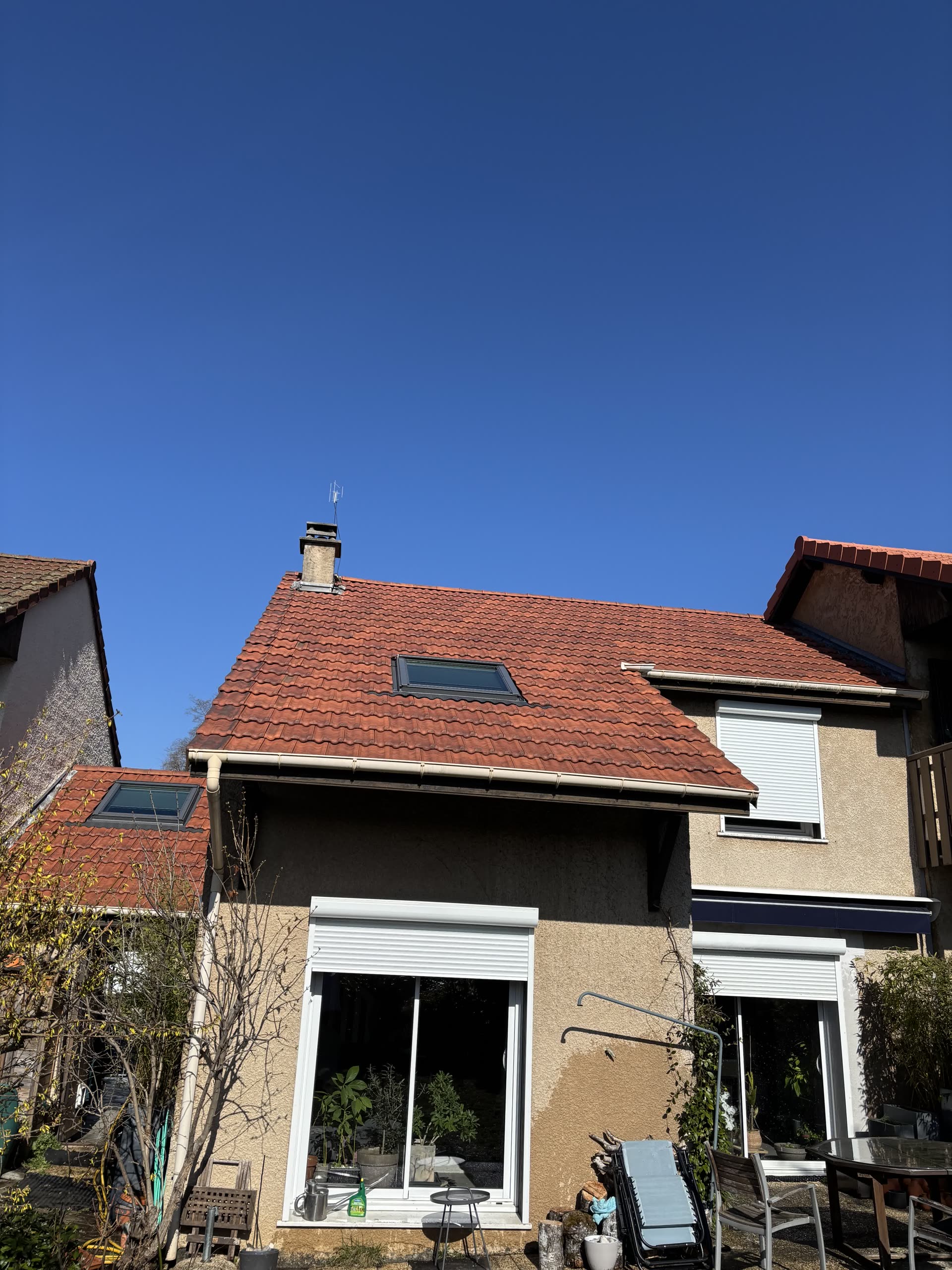 Même toiture après traitement : tuiles terracotta éclatantes