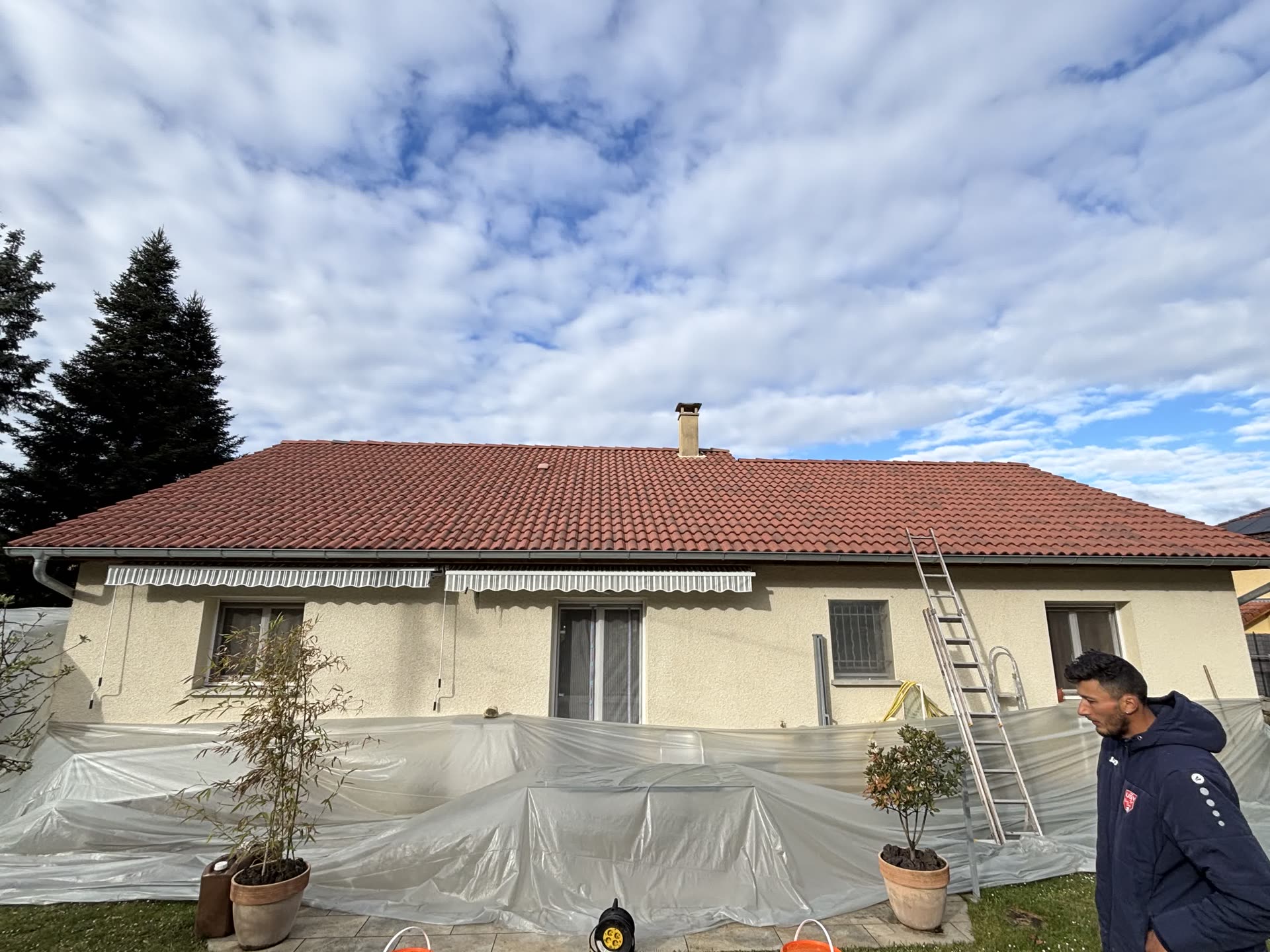 Chantier en cours : toiture et terrasse protégées par des bâches